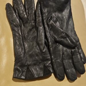 Guy Laroche Classic Black Leather Gloves